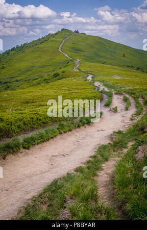 Trail, so genannte Winnie the Pooh Hütte Unterschlupf auf einem Hasiakowa Rock Mountain, Teil der Wetlina Wiesen im westlichen Bieszczady-gebirge in Polen Stockfoto