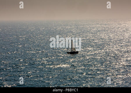 Großbritannien, Nordirland, Co Antrim, Islandmagee, Yacht segeln vorbei an der Gobbins Stockfoto