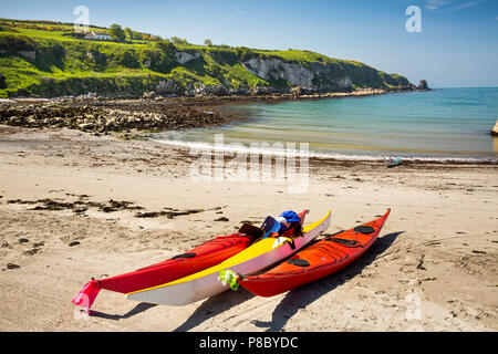 Großbritannien, Nordirland, Co Antrim, Islandmagee, Portmuck, Kajaks am Strand Stockfoto