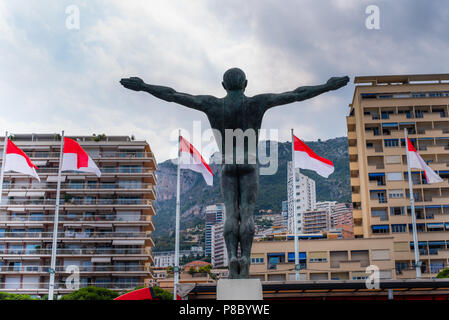 Olympischen Kopfsprung Statue im Hafen von Monaco Stockfoto