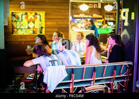 Argentinische Fußball-Fans Fernsehen in einem netten Cafe während der Weltmeisterschaft 2018 Stockfoto