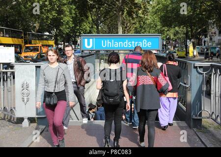 BERLIN, DEUTSCHLAND - 27. AUGUST 2014: Menschen in der U-Bahn (U-Bahn) Station in Berlin. Berliner U-Bahn hat einen jährlichen Fahrgastzahlen von 507.3 Mio. (2012). Stockfoto