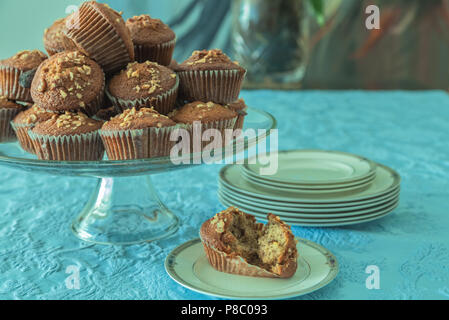 Anzeige der Banane Walnüsse Muffins am Platter, mit Hälfte - eine auf einem dienenden Teller gegessen. Stockfoto