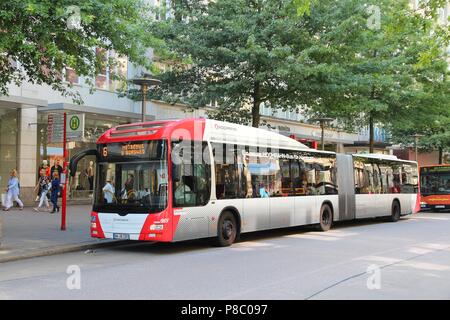 HAMBURG, DEUTSCHLAND - 28. AUGUST 2014: Leute, Fahrt MAN Lions City Bus in Hamburg. Betreibt die Hamburger Hochbahn U-Bahn und die meisten Busse in Hamburg. Es e Stockfoto