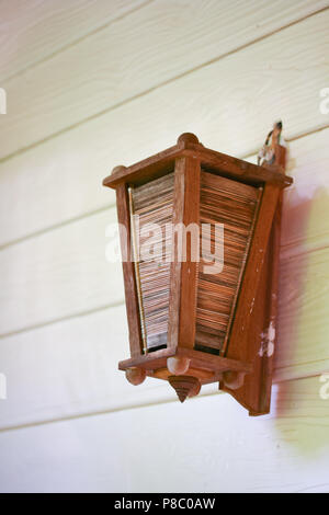 Holz Lampe aufhängen an die Holzwand Stockfoto