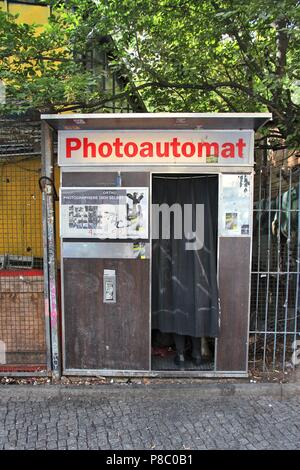 BERLIN, DEUTSCHLAND - 26. AUGUST 2014: Typische Photo Booth im wrangelkiez Bereich der Bezirk Kreuzberg in Berlin. Photoautomats Berlins sind unter seinem Stockfoto