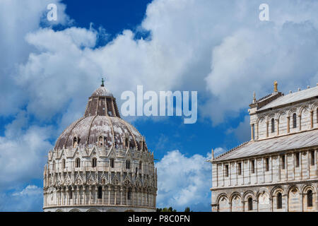 Platz der Wunder Sehenswürdigkeiten: Pisa Kathedrale und das gotische Taufkapelle Dome, inmitten von wunderschönen Wolken. Unesco Wolrld Erbe Stockfoto