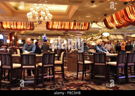 LAS VEGAS, Vereinigte Staaten - 14 April, 2014: die Menschen besuchen Bellagio Hotel in Las Vegas. Das berühmte Casino Resort hat fast 4.000 Zimmern. Stockfoto