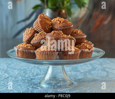 Anzeige der Banane Walnüsse Muffins am Plattenteller. Stockfoto