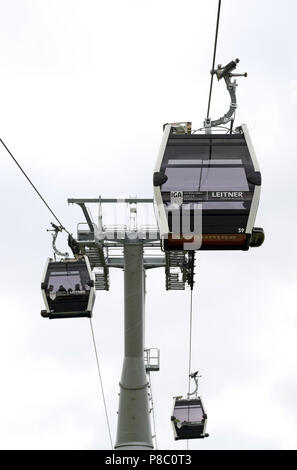 Berlin, Deutschland, Gondeln der Seilbahn über den Kienbergpark Stockfoto