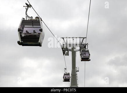 Berlin, Deutschland, Gondeln der Seilbahn über den Kienbergpark Stockfoto