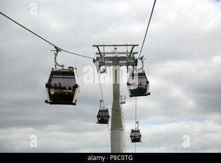 Berlin, Deutschland, Gondeln der Seilbahn über den Kienbergpark Stockfoto