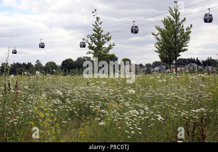 Berlin, Deutschland, Gondeln der Seilbahn über den Kienbergpark Stockfoto