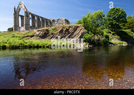 Der Fluss Wharfe mit Bolton Abbey im Hintergrund, Skipton, North Yorkshire, England, UK. Stockfoto