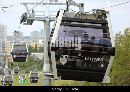 Berlin, Deutschland, Gondeln der Seilbahn über den Kienbergpark Stockfoto