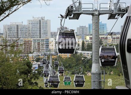 Berlin, Deutschland, Gondeln der Seilbahn über die Gärten der Welt Stockfoto