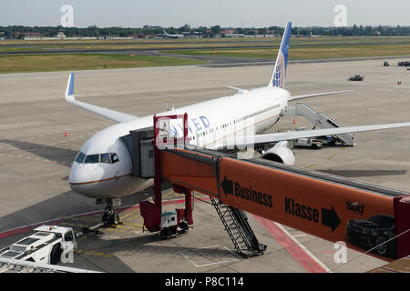 Berlin, Deutschland, Boeing 767 der Fluggesellschaft United Airlines auf dem Vorfeld des Flughafens Berlin-Tegel. Stockfoto