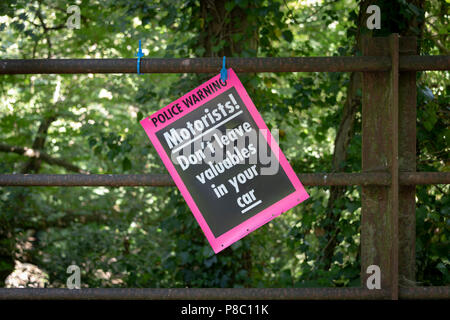 Polizei Warnschild, keine Wertsachen im Auto lassen Stockfoto
