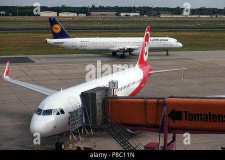 Berlin, Deutschland, Airbus A321 von Lufthansa und Airbus A320 der Air Berlin am Flughafen Berlin-Tegel Stockfoto