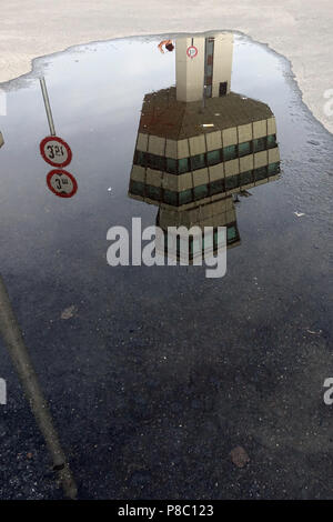 Berlin, Deutschland, Turm von Flughafen Berlin Tegel spiegeln sich in einer Pfuetze Stockfoto