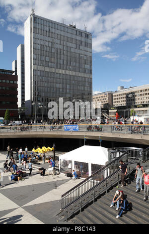 STOCKHOLM - Mai 30: Touristen und Einheimische am berühmten Platz Sergels Torg am 30. Mai 2010 in Stockholm, Schweden. Um dieses Quadrat ist das größte Einkaufszentrum Stockfoto