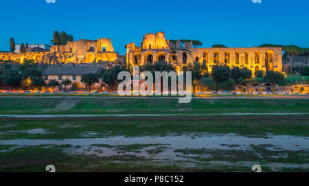 Die Circo Massimo und dem Palatin Ruinen beleuchtet bei Sonnenuntergang, in Rom, Italien. Stockfoto