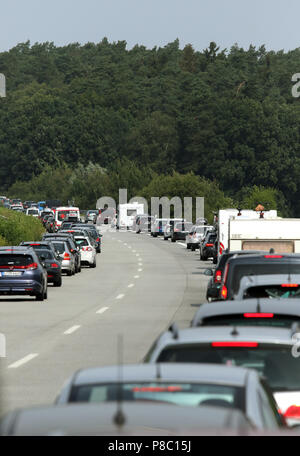 Leizen, Deutschland, Stau auf der A19 Richtung Norden mit der Bildung der Rettung Lane Stockfoto