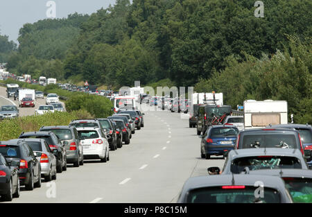 Leizen, Deutschland, Stau auf der A19 Richtung Norden mit der Bildung der Rettung Lane Stockfoto