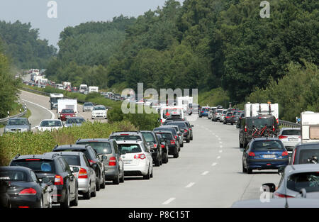 Leizen, Deutschland, Stau auf der A19 Richtung Norden mit der Bildung der Rettung Lane Stockfoto