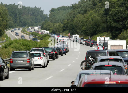 Leizen, Deutschland, Stau auf der A19 Richtung Norden mit der Bildung der Rettung Lane Stockfoto