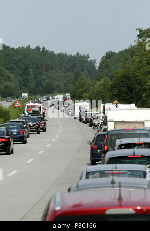 Leizen, Deutschland, Stau auf der A19 Richtung Norden mit der Bildung der Rettung Lane Stockfoto