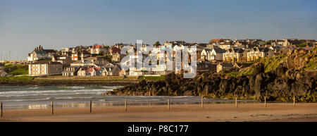 Großbritannien, Nordirland, Co Londonderry, Portstewart Strandpromenade vom Strand, Panoramaaussicht Stockfoto