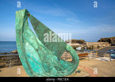 Großbritannien, Nordirland, Co Londonderry, Portstewart, Fischerboot Skulptur von Niall O'Neill Stockfoto