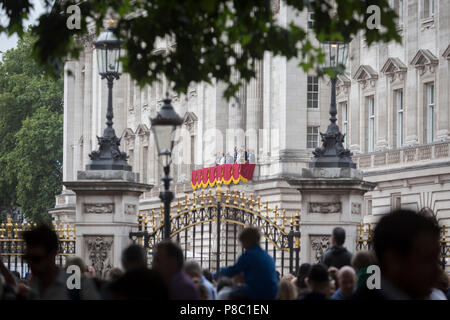 Auf das 100-jährige Jubiläum der Royal Air Force (RAF) und nach einer Flypast von 100 Flugzeugen Formationen, die die britische Luftverteidigung Geschichte die über Central London flog, die Königin und die anderen Mitglieder der Königlichen Familie schauen Sie vom Balkon des Buckingham Palace, am 10. Juli 2018 in London, England. (Foto von Richard Baker/in Bildern über Getty Images) Stockfoto