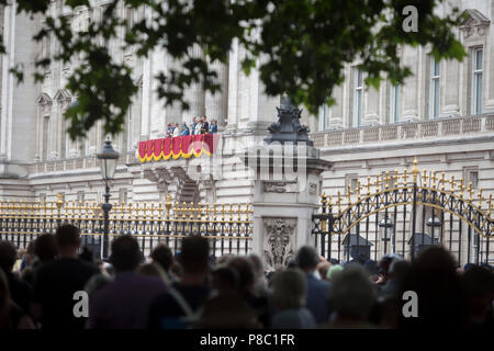 Auf das 100-jährige Jubiläum der Royal Air Force (RAF) und nach einer Flypast von 100 Flugzeugen Formationen, die die britische Luftverteidigung Geschichte die über Central London flog, die Königin und die anderen Mitglieder der Königlichen Familie schauen Sie vom Balkon des Buckingham Palace, am 10. Juli 2018 in London, England. Stockfoto