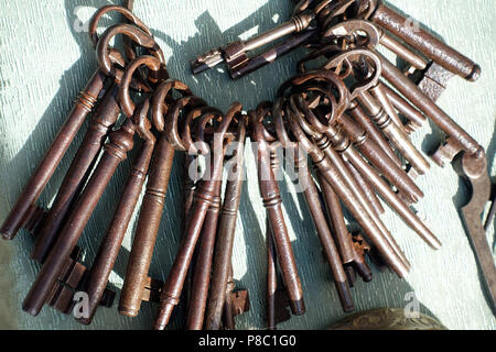 Capodimonte, Italien, verrostete alte Tür Schlüssel am Schlüsselbund Stockfoto