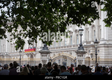 Auf das 100-jährige Jubiläum der Royal Air Force (RAF) und nach einer Flypast von 100 Flugzeugen Formationen, die die britische Luftverteidigung Geschichte die über Central London flog, die Königin und die anderen Mitglieder der Königlichen Familie schauen Sie vom Balkon des Buckingham Palace, am 10. Juli 2018 in London, England. Stockfoto