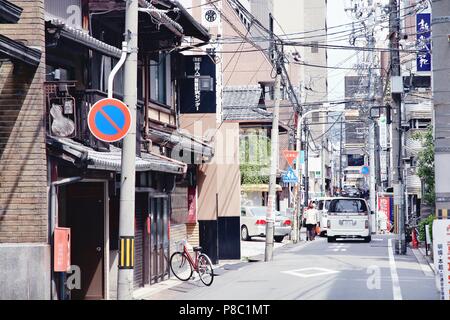 KYOTO, Japan - 19 April, 2012: die Menschen in der Innenstadt von Kyoto, Japan. Kyoto ist das ehemalige kaiserliche Hauptstadt von Japan, jetzt ist es eine große Stadt mit 1,5 Mil Stockfoto