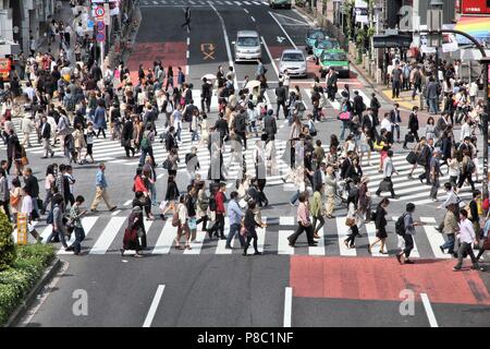 TOKYO, Japan - 11. MAI 2012: Menschen laufen die Hachiko Kreuzung in Shibuya, Tokio. Shibuya Crossing ist einer der belebtesten Orte in Tokio und wird erkannt Stockfoto