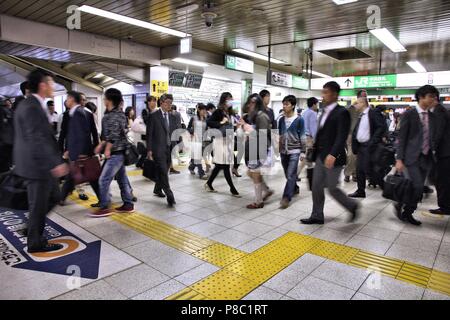 TOKYO, JAPAN - 9. Mai 2012: Menschenmassen beeilen Bahnhof Shibuya in Tokio in Japan. Mit 2,4 Millionen Passagieren auf einen Wochentag, es ist das 4.-geschäftigsten Pendler r Stockfoto