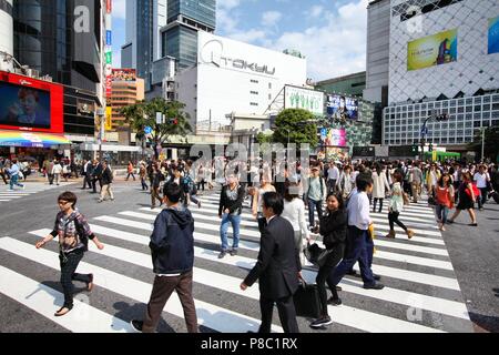 TOKYO, Japan - 11. MAI 2012: Menschen laufen die Hachiko Kreuzung in Shibuya, Tokio. Shibuya Crossing ist einer der belebtesten Orte in Tokio und wird erkannt Stockfoto