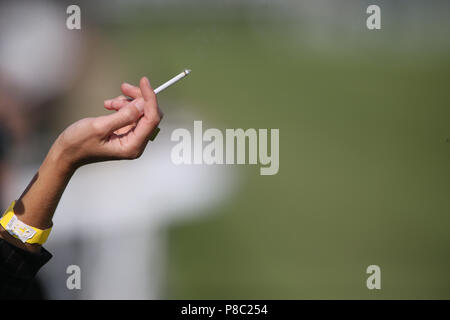 Iffezheim, Deutschland, Nahaufnahme, Zigarette in einer Hand Stockfoto