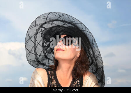 Iffezheim, Mode, elegant gekleidete Frau mit Hut auf der Rennbahn Stockfoto