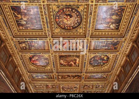 Florenz, Italien - 1. Mai 2015: Decke des Palazzo Vecchio in Florenz, Italien. Das Wahrzeichen dient als Rathaus der Stadt Florenz und wurde im 13. centu gebaut Stockfoto