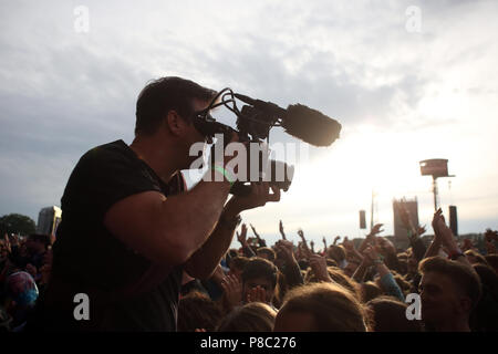 Hoppegarten, Deutschland, Kameramann Filme eine jubelnde Menge an Lollapalooza Berlin 2017 auf der Pferderennbahn Hoppegarten Stockfoto