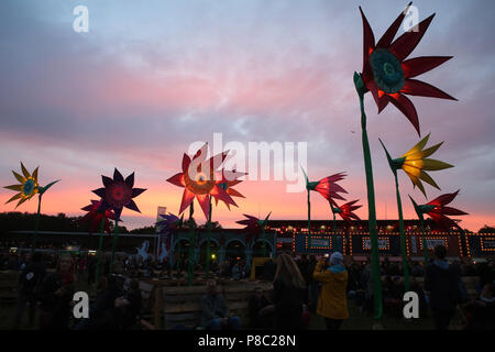 Hoppegarten, Deutschland, helle künstliche Blumen am Abend bei Lollapalooza Berlin 2017 auf der Pferderennbahn Hoppegarten Stockfoto