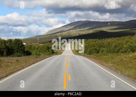 Norwegen - Straße in Dovrefjell-Sunndalsfjella Nationalpark. Stockfoto