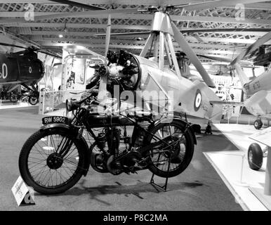 1926 AJS 350 ccm Modell G6 "Big Port' Frame G 49926 vor Avro Rota Serien Nr. K4232, für Bonhams Classic Car Auction, RAF Museum, London, UK. Stockfoto