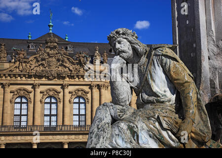 Walther von der Vogelweide Statue, Brunnen, quadratische Frankoniabrunnen Residenceplatz, Würzburger Residenz, Würzburg, Würzburg, Unterfranken, Bava Stockfoto