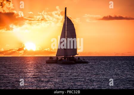 Segelboot auf den atlantischen Ozean in Keywest mit dem Sonnenuntergang Stockfoto